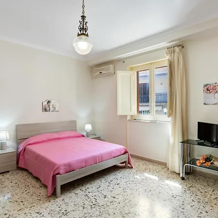 Guesthost - Tra Il Centro E Il Mare Con Terrazzo * Aci Castello