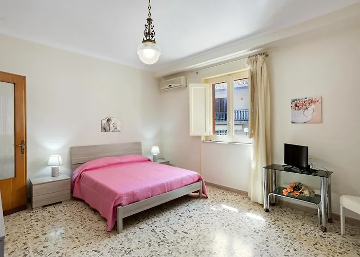 Tra Il Centro E Il Mare Con Terrazzo * アーチ・カステッロ