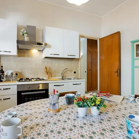 Guesthost - Tra Il Centro E Il Mare Con Terrazzo Apartman *